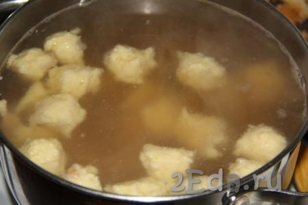 Когда гречка проварится 10 минут, выложить в кастрюлю с помощью чайной ложки картофельное тесто. 