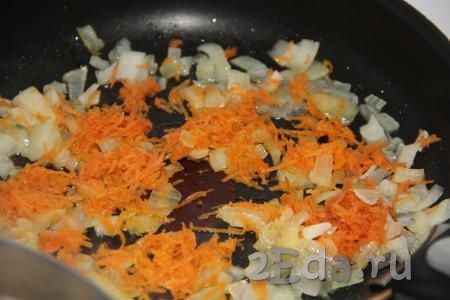 Добавить морковь в сковороду и обжарить с луком пару минут, иногда перемешивая.