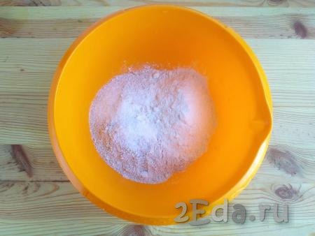 Для замешивания теста нужно в миску высыпать пшеничную и ржаную муку, добавить соль и сахар.