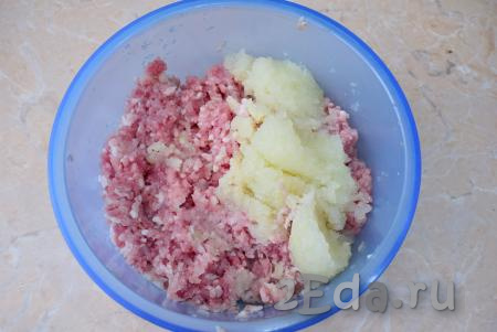 Для приготовления мясного фарша свинину нарежьте на кусочки и пропустите через мясорубку вместе с очищенной луковицей, соедините в чаше.