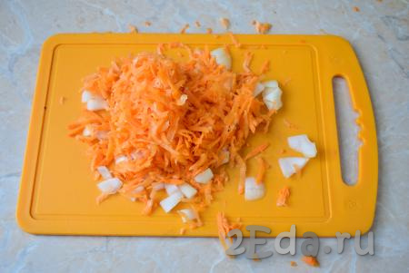 Пока шарики жарятся, очистите лук и морковь. Затем лук мелко нарежьте, а морковь натрите на средней тёрке.