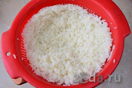 Для приготовления тефтелей необходимо рис промыть, а затем выложить в кастрюлю с кипящей водой и отварить до готовности (в течение минут 15-20). Затем откиньте готовый рис на дуршлаг, чтобы стекла лишняя жидкость, и дайте рису остыть.