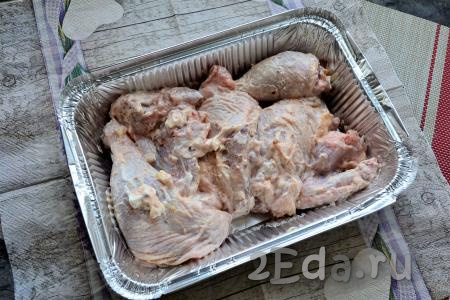 К кусочкам курицы добавить 3 столовые ложки сметаны, нарезанный кусочками чеснок, хорошенько перемешать. Выложить курицу в небольшую форму, смазанную растительным маслом, влить, примерно, 20 мл воды.
