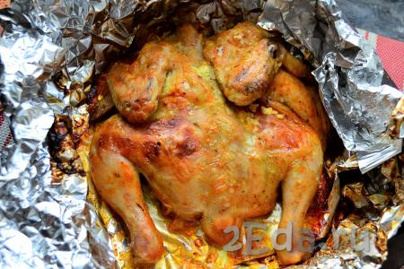 В таком положении запекать цыплёнка в разогретой духовке при температуре 180-190 градусов около 30-35 минут. Затем фольгу сверху развернуть (открыть) и запекать цыплёнка еще 15-20 минут (до румяного цвета).