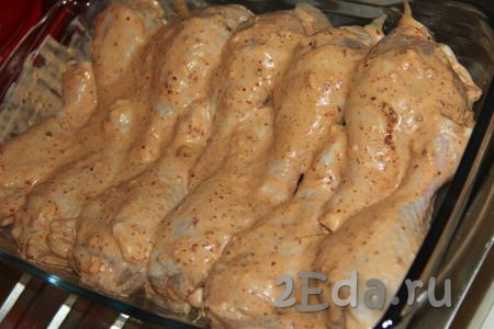 Замаринованные кусочки курицы выложить в жаропрочную форму (или на противень). Запекать в разогретой духовке при температуре 200 градусов 1 час.