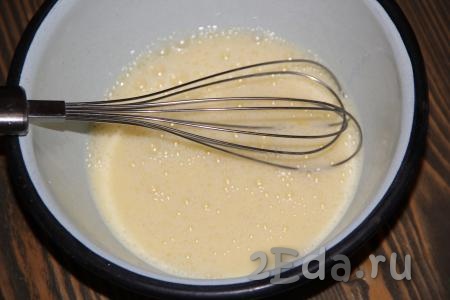 С помощью венчика взбить молоко с яйцами, можно слегка посолить и добавить чёрный молотый перец.