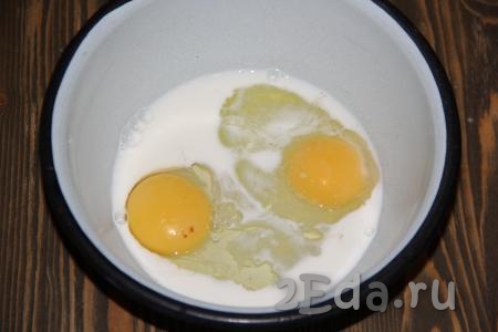 Для приготовления блинчиков соединить яйца и молоко.