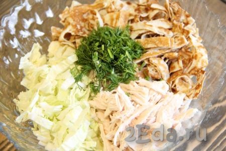В глубокой миске соединить курицу, яичные блинчики, капусту, мелко нарезанный укроп, слегка посолить салат, перемешать.