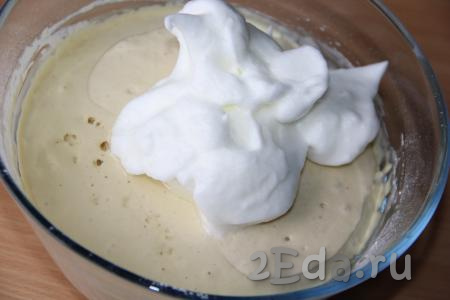 В отдельной ёмкости миксером взбить белки с солью до стойких пиков. Добавить растительное масло и взбитые белки в тесто.