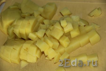 Картофель почистить и нарезать на средние кубики.