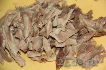Мясо курицы отсоединить от костей и нарвать на волокна.