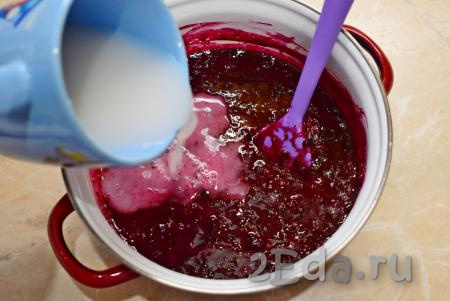 Когда ягодная масса закипит, влейте в неё небольшой струйкой крахмал с водой, постоянно помешивая.