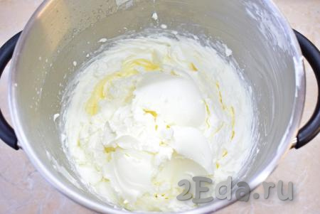 Для приготовления крема соедините холодные жирные сливки с сахарной пудрой и взбейте на максимальной скорости миксера в течение 3-5 минут (до пышной, стабильной массы). Затем добавьте в крем творожный сыр комнатной температуры и вмешайте его в крем.