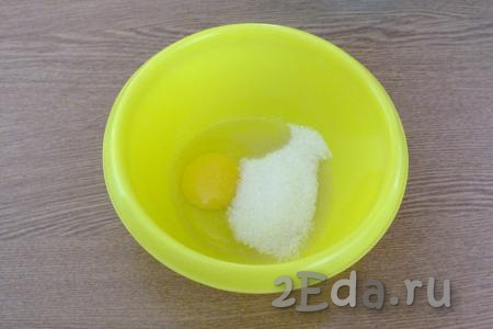 В отдельной миске соедините яйцо и сахар.