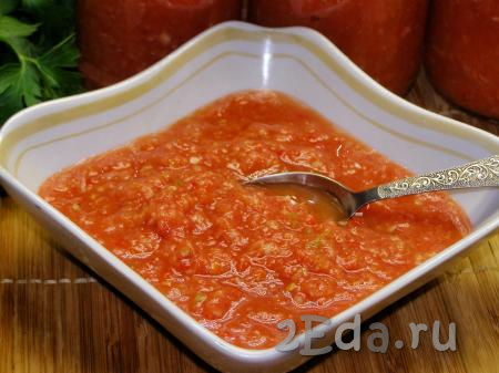 Острый, ароматный соус "Хреновина", приготовленный с помидорами, чесноком и острым перцем, станет отличным дополнением к запечённому мясу, пельменям, макаронам и другим блюдам.