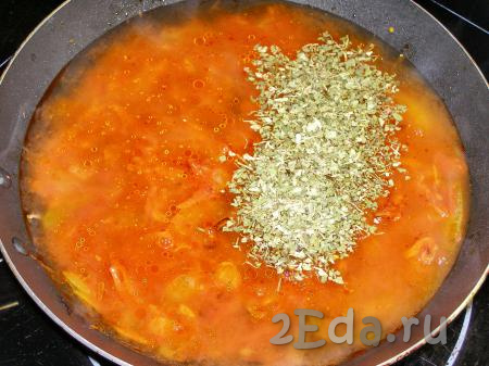 Вливаем к овощам с томатной пастой воду (если вы готовите с помидорами, пропущенными через мясорубку, то достаточно будет добавить 100 мл воды). Добавляем соль, сушёную петрушку и на сильном огне доводим до кипения.