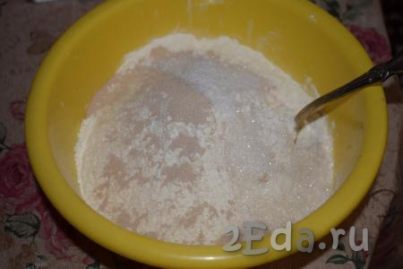 Сначала приготовим тесто для наших пирожков. Для этого муку высыпаем в глубокую миску, добавляем сухие дрожжи, сахар и соль, тщательно перемешиваем.