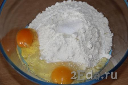 Для начала замесим тесто, для этого в миску нужно всыпать муку и соль, добавить яйца.