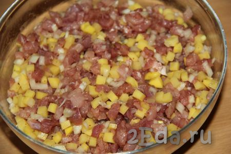 Начинка из рубленного мяса с добавлением картошки и лука готова.