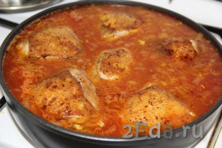Выложить куриные бёдра поверх риса. Как только соус закипит, накрыть сковороду крышкой и убавить огонь.