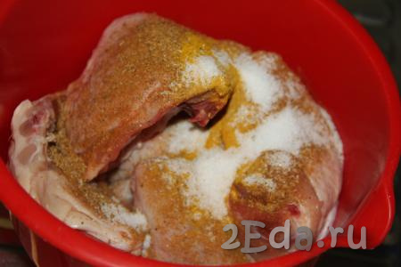 Посолить бёдра и добавить специи по вкусу. Хорошо втереть соль и специи в кусочки курицы.