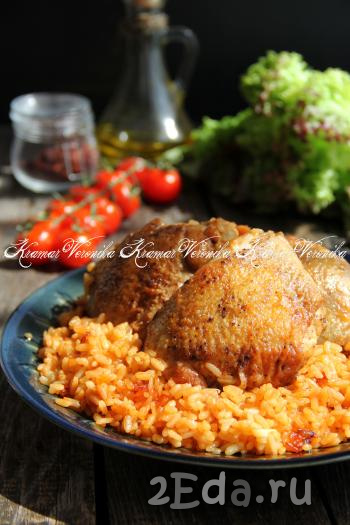 Курица с рисом и томатной пастой на сковороде
