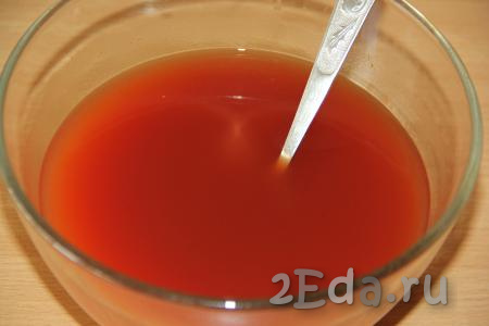 Соединить томатную пасту и воду, перемешать. Можно слегка посолить получившийся томатный соус.