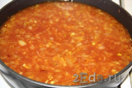 Влить получившийся томатный соус в сковороду с луком, чесноком и рисом, перемешать.