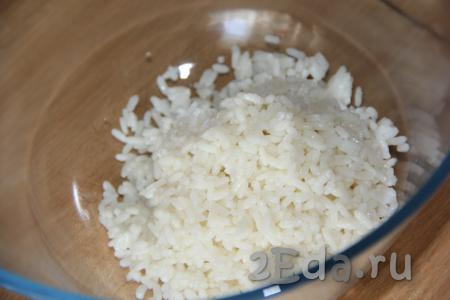50-70 грамм сухого риса промыть в проточной воде, затем всыпать в кипящую подсоленную воду и отварить до готовности (до мягкости рисинок, на это потребуется 15-20 минут), затем промыть, дать стечь полностью воде. Для приготовления салата потребуется 100 грамм остывшего варёного риса.