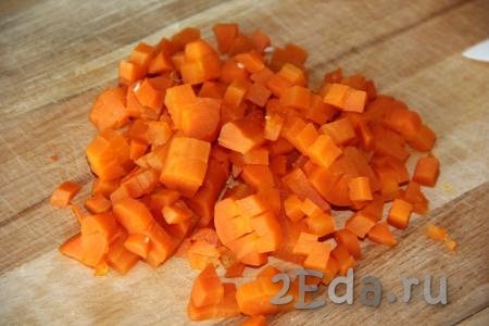 Морковь тщательно вымыть, отварить в кожуре до готовности (морковка варится минут 25 с начала кипения воды в кастрюле), затем остудить, почистить и нарезать на мелкие кубики.