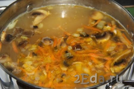 Обжаренные шампиньоны, морковку и лук выложить в гороховый суп, варить 10 минут, затем посолить и поперчить. Выключить огонь, накрыть крышкой и дать настояться в течение 15 минут.