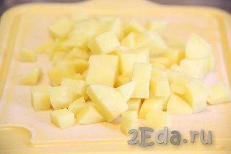 Очищенный картофель нарезать на  брусочки или кубики, как вам больше нравится.
