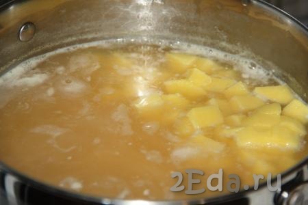Как только горох будет готов (станет мягким), добавить картофель, варить минут 10 на небольшом огне.