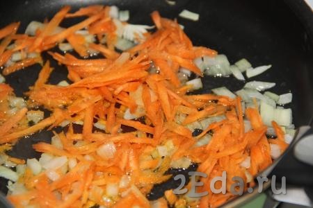 Добавить морковь в сковороду к луку и обжаривать овощи, помешивая, еще 5 минут.