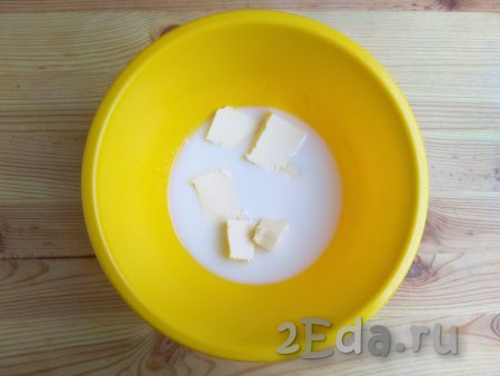 Сливочное масло нарезать небольшими кусочками, выложить в миску, добавить молоко. Нагреть массу в микроволновке в течение 2 минут на максимальной мощности.