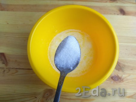 В молочно-масляную смесь всыпать сахар, соль, слегка взбить массу венчиком.