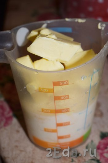 В ёмкость, пригодную для СВЧ, наливаем молоко, кладём маргарин, нарезанный на кубики, и отправляем в микроволновку на 1 минуту. За это время молоко станет тёплым, а маргарин расплавится до мягкого состояния, молочно-масляная смесь не должна получиться горячей, её температура не должна превышать 40 градусов.