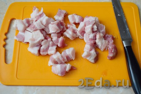 Для приготовления можно использовать любую часть свинины, но мне нравится грудинка - в ней есть немного сала, которое делает блюдо более сочным и ароматным. Нарежьте свинину на небольшие кусочки.