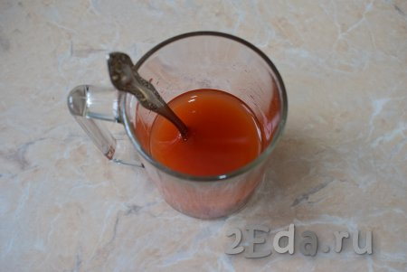 В отдельном стакане растворите томатную пасту в 100 мл воды, тщательно перемешайте получившийся томатный соус.