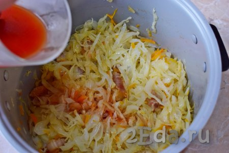 Минут через 10 после добавления капусты влейте томатный соус в мультиварку, добавьте соль и специи, перемешайте и снова закройте крышку.