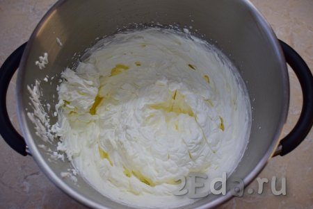 Для приготовления крема миксером взбейте охлаждённые жирные сливки с сахарной пудрой в пышный, стабильный крем.