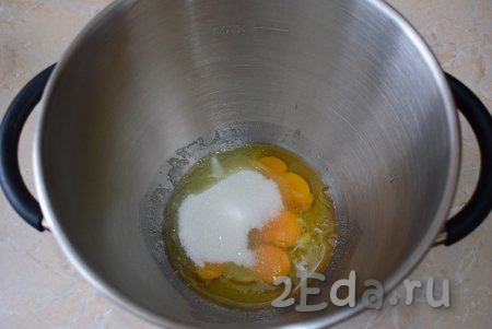 Для замешивания теста соедините в чаше для взбивания яйца с сахаром, взбейте их миксером в течение 3-5 минут (до пышной и густой массы).