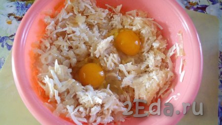 Перемешиваем сырки с луком, добавляем сырые яйца, солим и перчим по вкусу.
