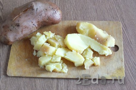 Пока тушится капуста с овощами, очистите варёный картофель от кожуры и нарежьте произвольными кусочками, но сильно не мельчите.