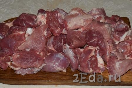 Для того чтобы приготовить свино-говяжий фарш, мясо нужно промыть, обсушить при помощи бумажных полотенец. Если у вас мясо на кости, то нужно аккуратно срезать мякоть с кости. Подготовленную мякоть свинины и говядины нарезать на кусочки (размер кусочков мяса должен быть таким, чтобы они легко проходили через горлышко мясорубки).