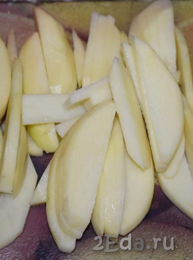 Картофель чистим и тоже режем на кусочки, которые легко будут проходить в мясорубку.