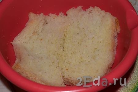 От хлеба отрезаем корочки и замачиваем мякоть в молоке или воде. Перед прокручиванием в мясорубке отжимаем хлеб от лишней влаги.