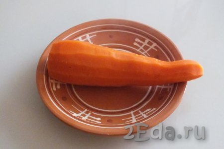 По истечении времени варёную морковь достаньте из воды и дайте остыть.