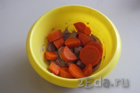 К измельчённой селёдке добавьте остывшую и нарезанную на средние кусочки морковь.