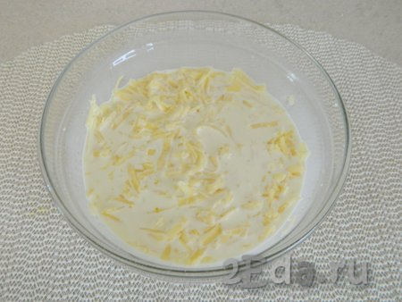 Следующим этапом готовим заливку для пирога, для этого натираем на тёрке сыр, смешиваем его с 1 яйцом, 150 мл сливок, хорошо перемешиваем.